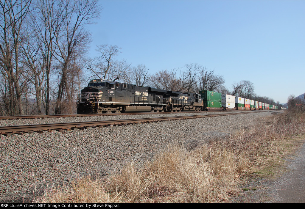 NS 7618 leads train 21E west